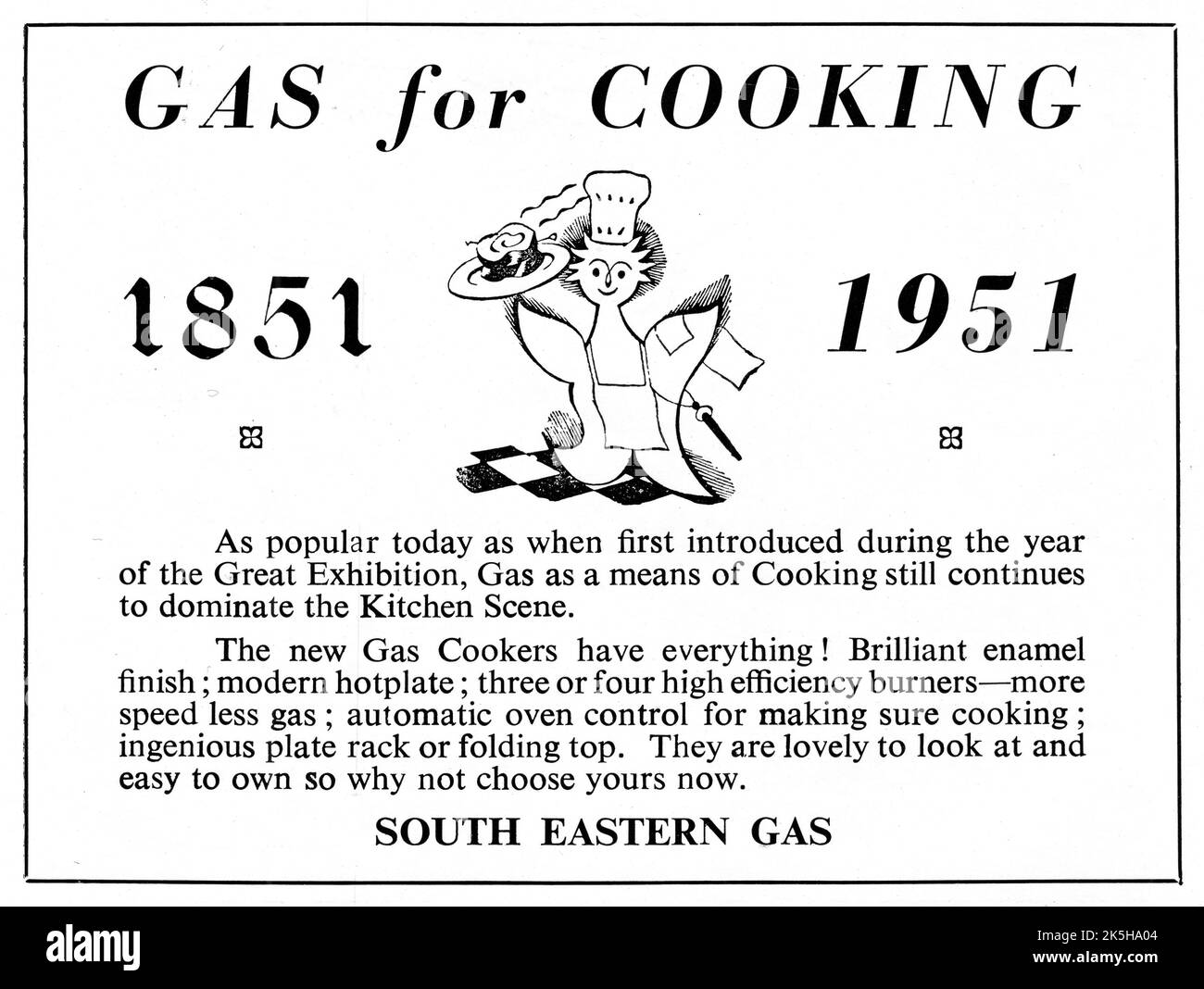 Eine 1951-Anzeige für South Eastern Gas, die ‘Gas for Cooking’ und den Kauf neuer Gasherde fördert. „1851 -1951 – genauso beliebt wie heute, als es erstmals während der Großen Ausstellung vorgestellt wurde, dominiert Gas als Mittel des Kochens immer noch die Küchenszene.“ Die Anzeige enthält die Zeichentrickfigur ‘Mr Therm’, die 1933 vom Grafikdesigner und Illustrator Eric Fraser für die Gas Light & Coke Company entworfen wurde. Stockfoto