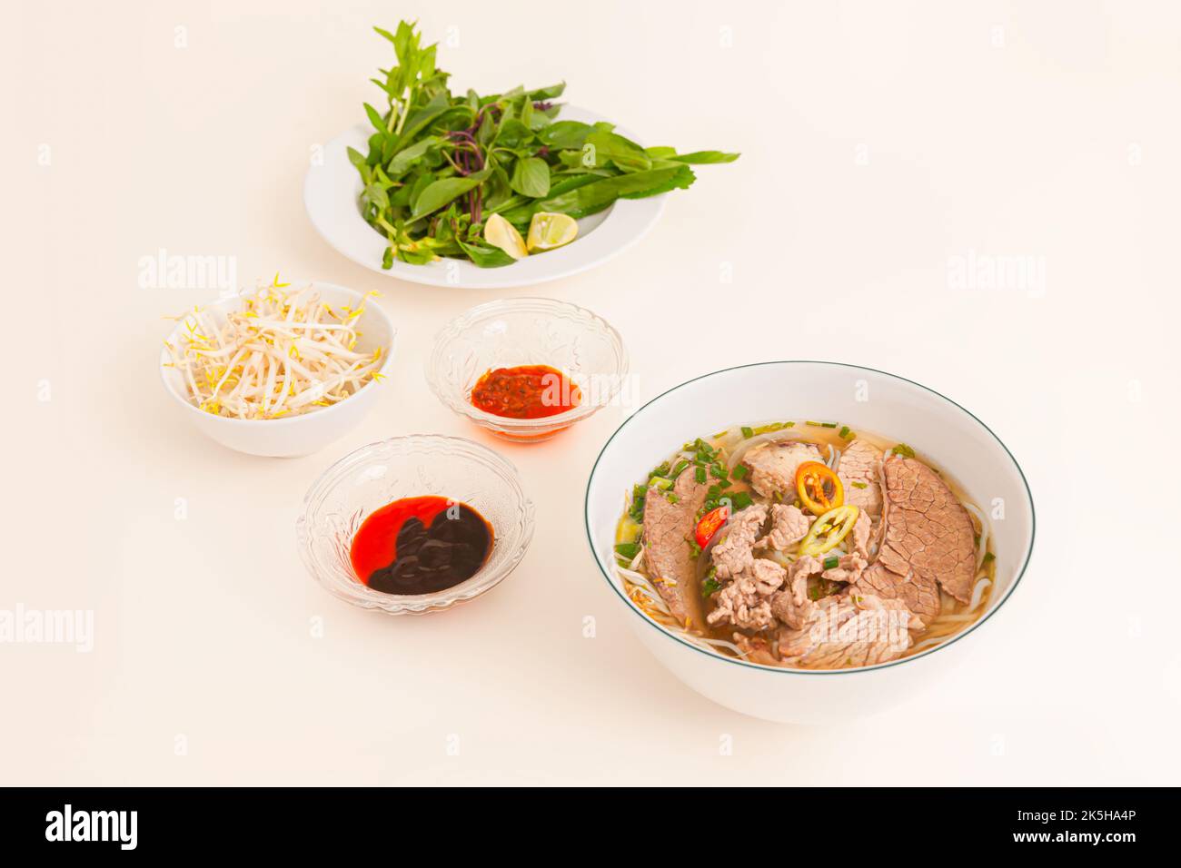 Pho, vietnamesische Reisnudelsuppe, vietnamesische Küche isoliert auf weißem Hintergrund, perspektivische Ansicht Stockfoto