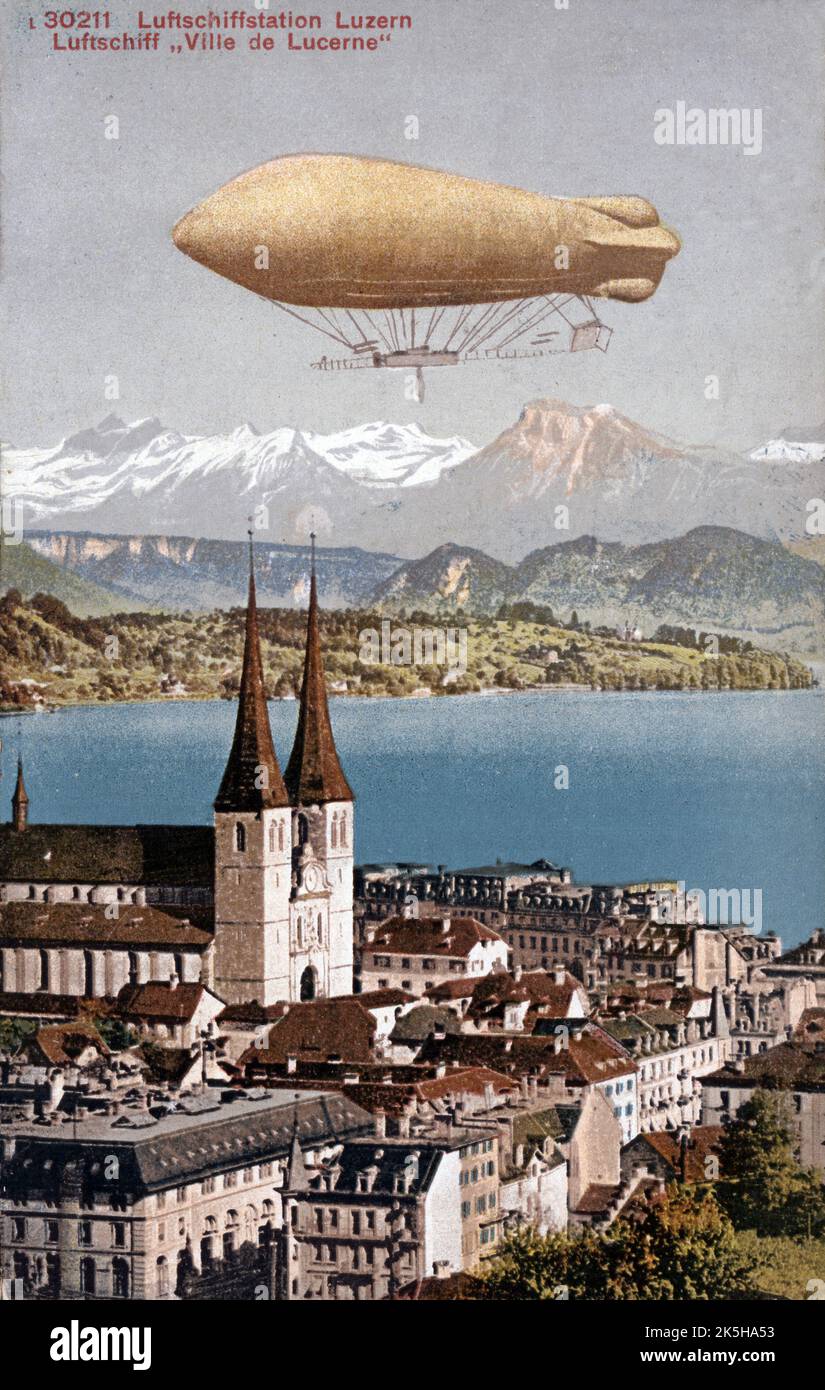 1911. Eine antike Postkarte mit dem Titel 'Luftschiffstation Luzerne - Luftschiffe 'Ville de Lucerne' (Luftschiffstation Luzern - Luftschiff 'Stadt Luzern'). Zeigt das Luftschiff „Ville de Lucerne“ im Flug. Es wurde 1910 von der französischen Firma 'Astra' (Societe de Constructions Aeronautiques) für die Compagnie Generale Transeyriene gebaut. Sie Betrieb einen Passagierausflugsservice über den Vierwaldstättersee und wurde 1912 abgebaut. Stockfoto