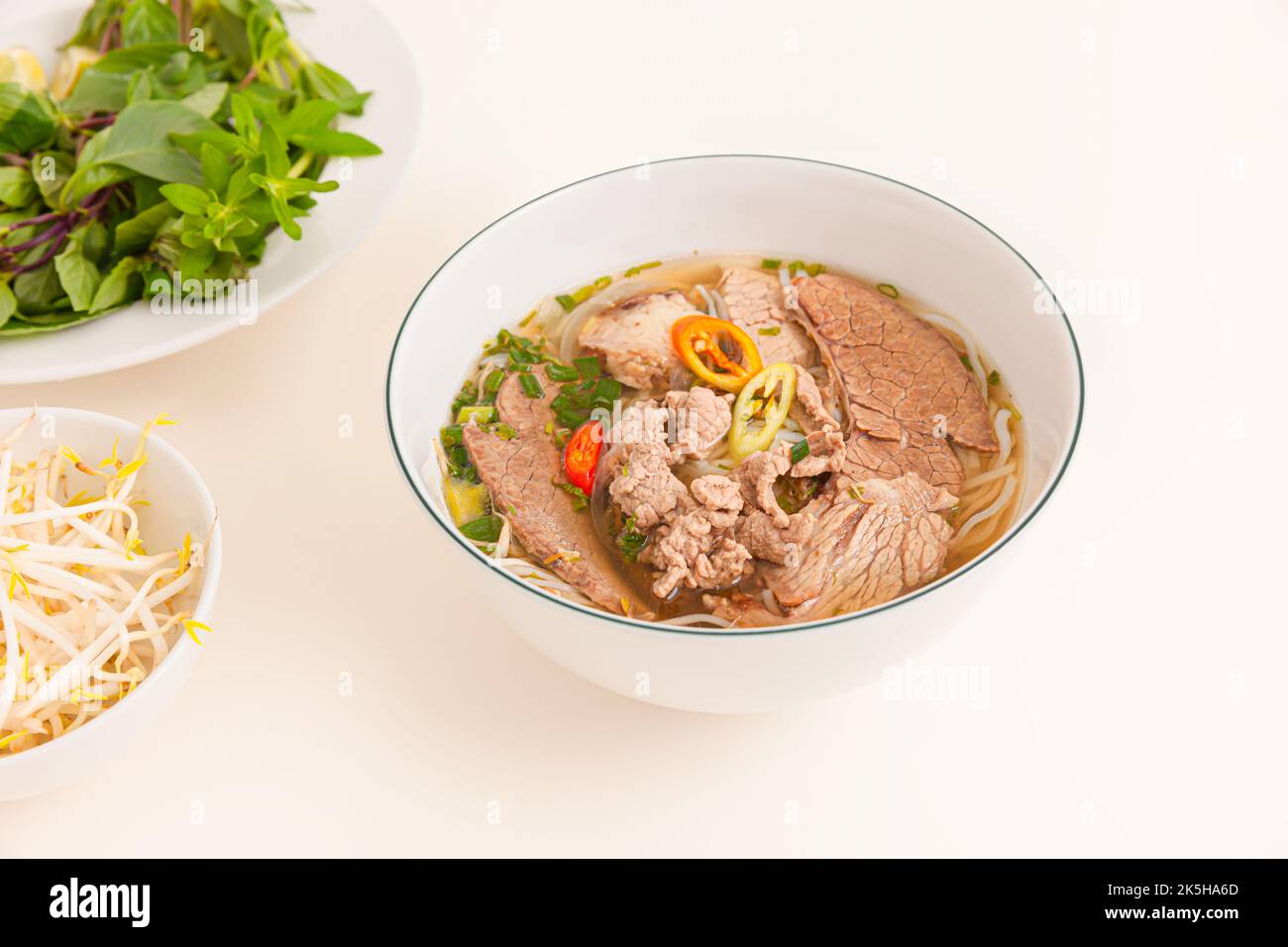 Pho, vietnamesische Reisnudelsuppe, vietnamesische Speisen isoliert auf weißem Hintergrund, Nahaufnahme Stockfoto