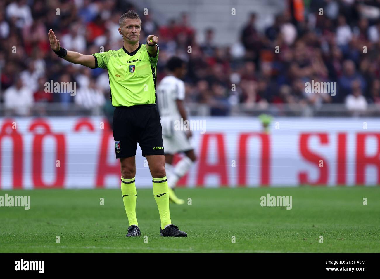 Mailand, Italien. 8. Okt 2022. Daniele Orsato Gesten während der Serie A Spiel zwischen AC Mailand und FC Juventus im Stadio Giuseppe Meazza am 8. Oktober 2022 in Mailand, Italien . Quelle: Marco Canoniero/Alamy Live News Stockfoto