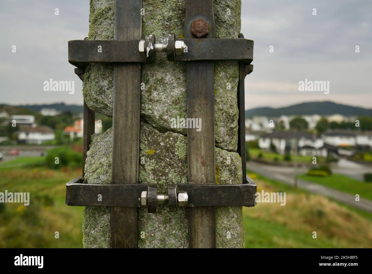 Metallträger auf einem historischen Denkmal, Krosshaugen, Haugesund. (Brukerstøtte) Schutz des historischen Wikingerartefakts vor Schäden. Stockfoto