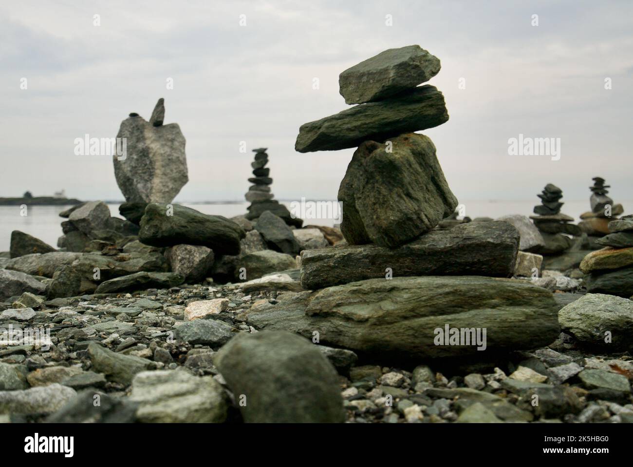 Gesteinsstapel auf einem Steinstrand - Gesteinsstapel auf einem Strand in Norwegen (Gesteinsstapel) Stockfoto