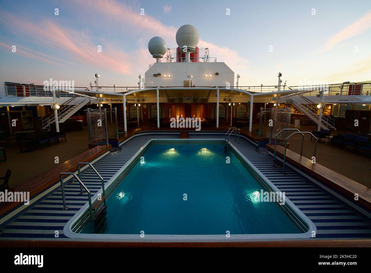 Der Blick auf das obere Deck des Queen Victoria-Kreuzfahrtschiffs, eine ...