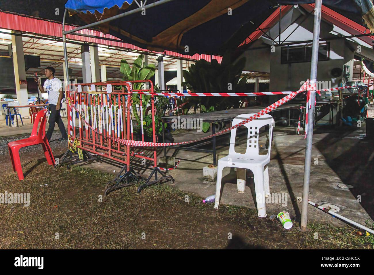 Die Außenküche, in der das Massaker begann, wird mit einem Polizeiband abgesperrt. Die Nachwirkungen eines Kanonen- und Messerangriffs eines ehemaligen Polizisten, der in einer Baumschule im Bezirk Na Klang in der Provinz Nong Bua Lamphu im Nordosten Thailands begann. Dieses Massaker endete mit 38 Toten, darunter 24 Kinder. Der Mörder wurde als der ehemalige Polizeibeamte Panya Khamrab identifiziert, der später in seinem Haus Selbstmord beging, nachdem er seine Frau, seinen Sohn und zwei andere Verwandte am selben Tag getötet hatte. Stockfoto