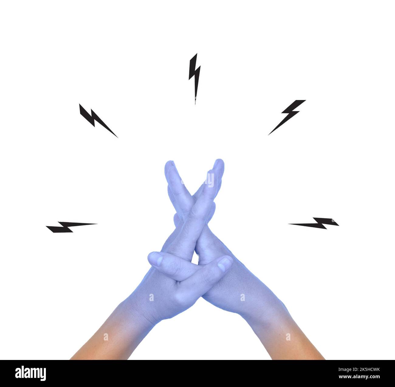 Zusammengekrallte Hände mit hellblauer Farbe des asiatischen jungen Mannes. Konzept der kalten und unbeholfenen Hand. Stockfoto