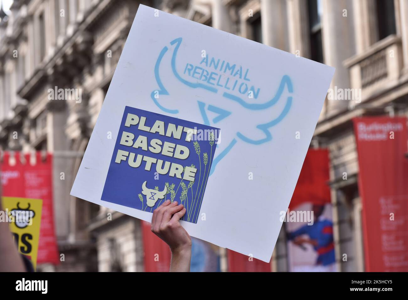 London, Großbritannien. 8. Oktober 2022. Tierrechtler Tieraufstand marschieren vom Green Park zum Trafalgar Square, um eine Transaktion zum pflanzlichen Ernährungssystem zu fordern und die Regierung aufzufordern, das Land zurückzugeben. Quelle: Andrea Domeniconi/Alamy Live News Stockfoto