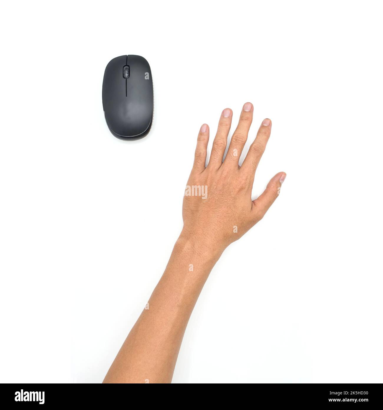 Drahtlose schwarze Maus und Hand des asiatischen jungen Mannes. Konzept des Maushandsyndroms. Stockfoto