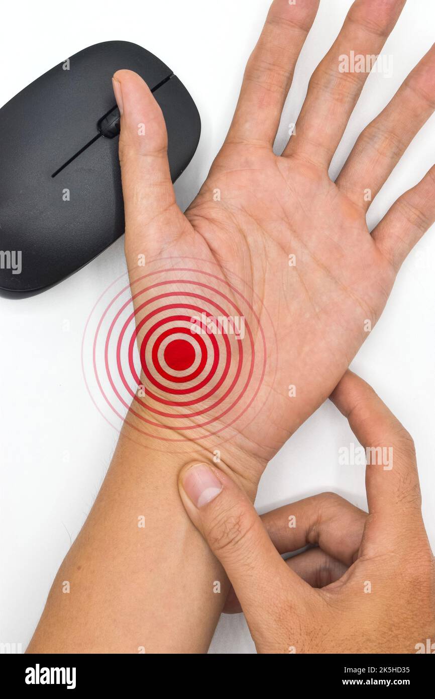 Maushand-Syndrom bei asiatischem jungen Mann. Schmerzen an der Basis des Daumens aufgrund längerer Nutzung der Computermaus. Stockfoto
