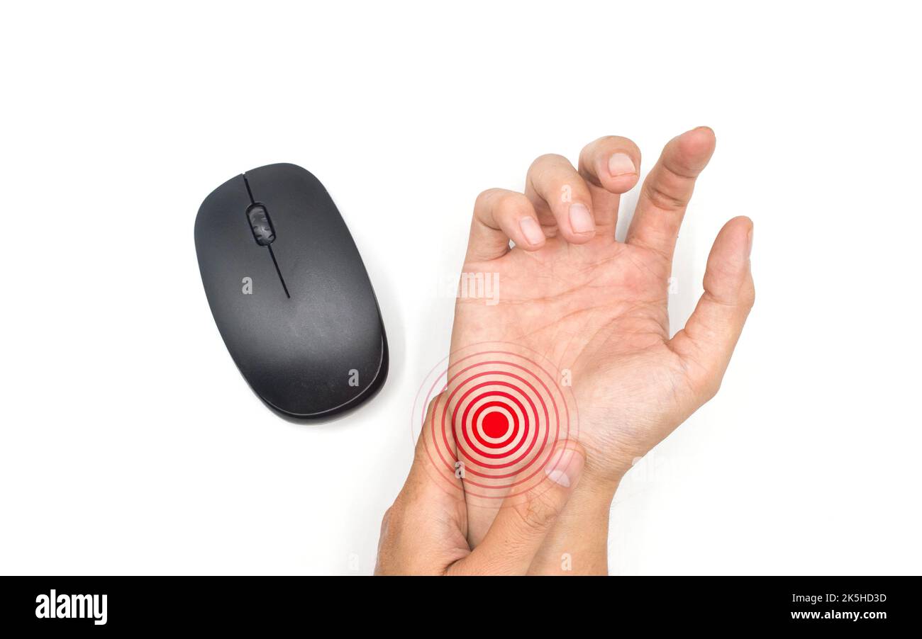Maushand-Syndrom bei asiatischem jungen Mann. Schmerzen am Handgelenk oder am Handgelenk aufgrund des längeren Gebrauchs der Computermaus. Stockfoto