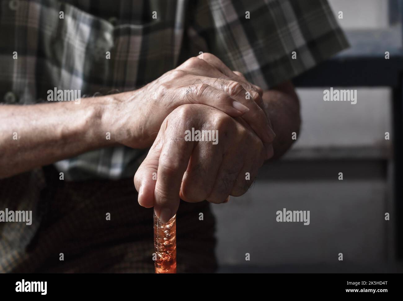 Hände südostasiatischer älterer Mann. Konzept von rheumatoider Arthritis, Arthrose oder Gelenkschmerzen. Stockfoto