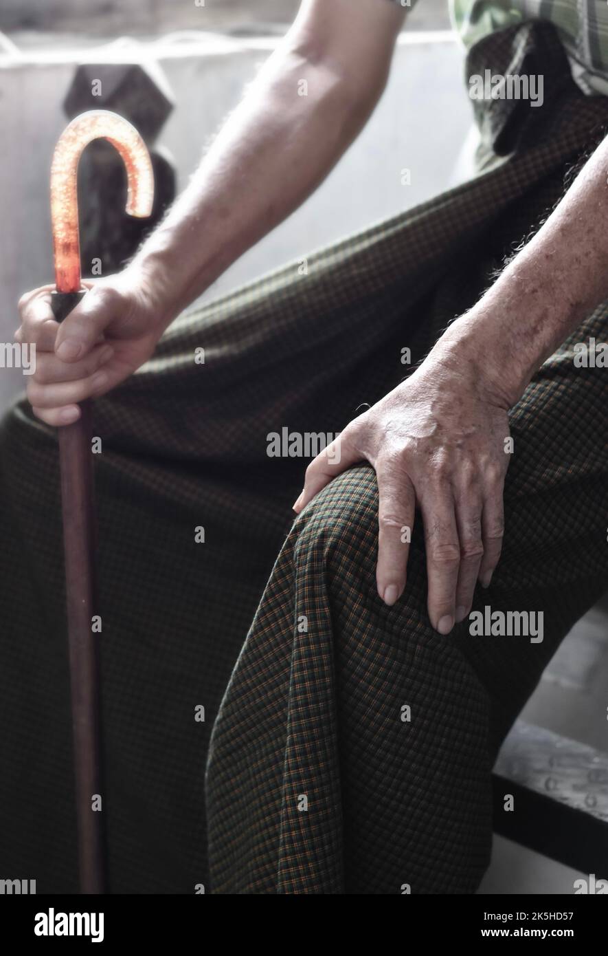 Kniegelenkschmerzen beim älteren Mann aus dem asiatischen Myanmar. Konzept von Osteoarthritis, rheumatoider Arthritis, Patellartendonitis, präpatellarer Bursitis, kollateraler Lig Stockfoto Kniegelenkschmerzen beim älteren Mann aus dem asiatischen Myanmar. Konzept von Osteoarthritis, rheumatoider Arthritis, Patellartendonitis, präpatellarer Bursitis, kollateraler Lig Stockfoto