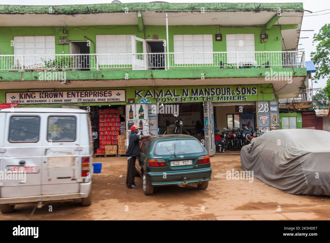 In Sierra Leone werden Diamanten in der Regel von ihren Findern in Hinterhöfen verkauft, wo Autos oder Geld normalerweise gewaschen werden. Stockfoto