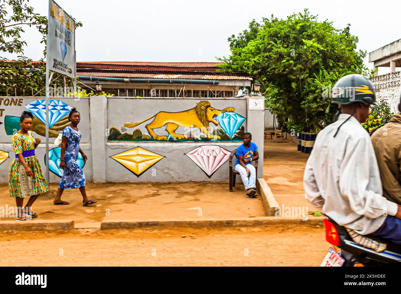 Die Handelsbüros in Sierra Leone sind gut bewacht Stockfoto