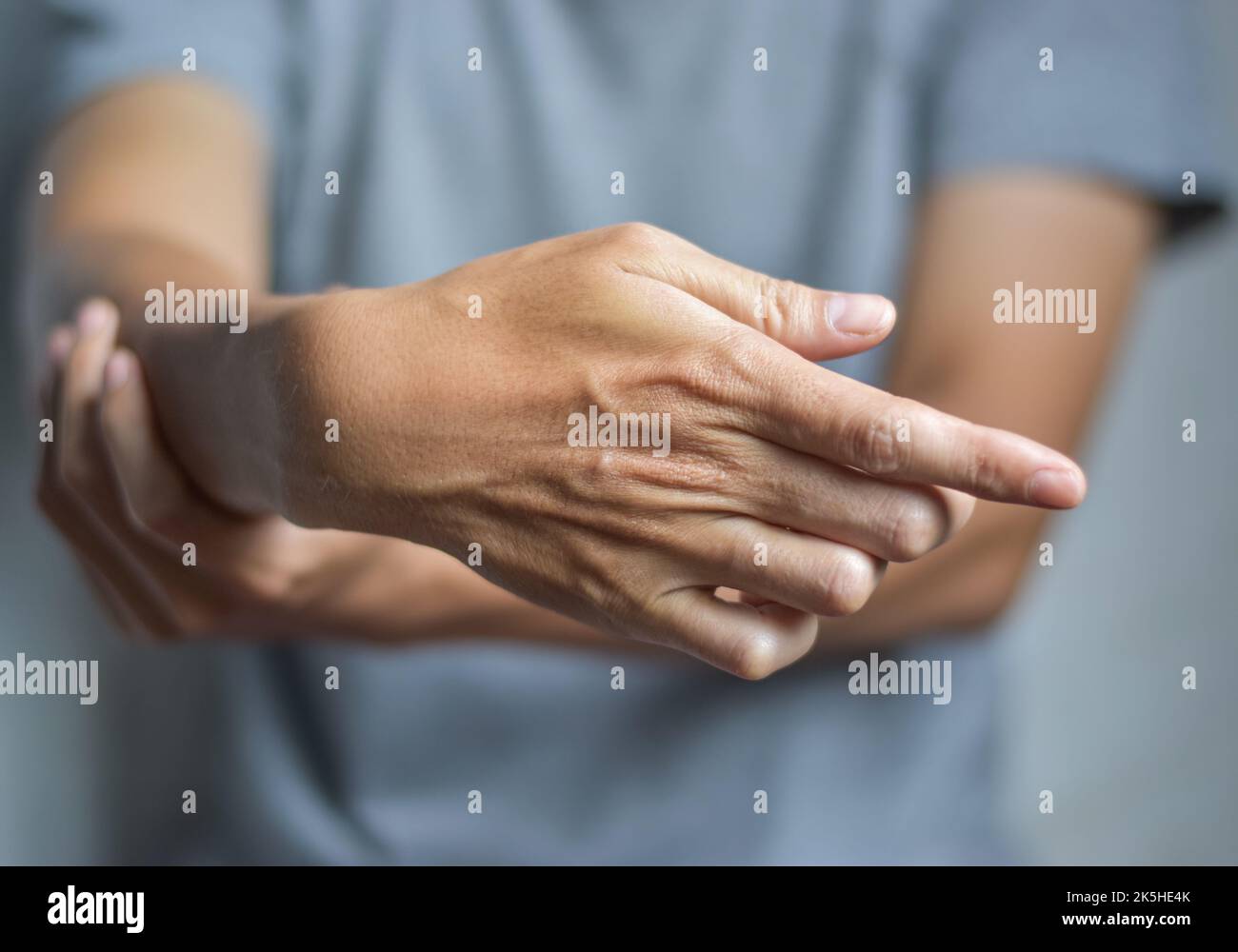 Steifheit der Finger, Krämpfe der Handmuskulatur oder Schwäche der Ziffern. Nahaufnahme. Stockfoto
