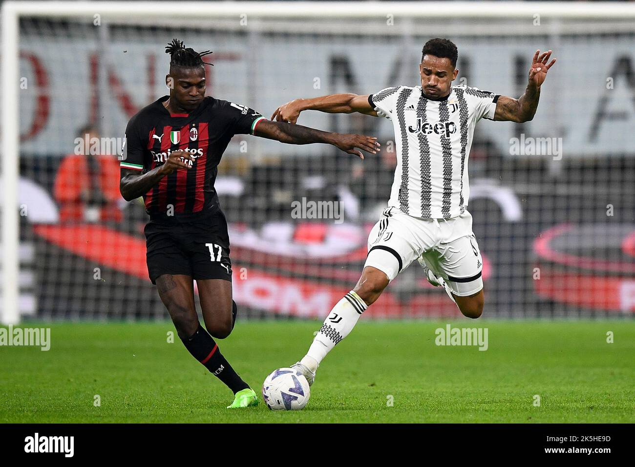 Mailand, Italien. 08. Oktober 2022. Rafael Leao vom AC Mailand kämpft mit Danilo Luiz da Silva vom FC Juventus während des Fußballspiels der Serie A zwischen dem AC Mailand und dem FC Juventus um den Ball. Kredit: Nicolò Campo/Alamy Live Nachrichten Stockfoto