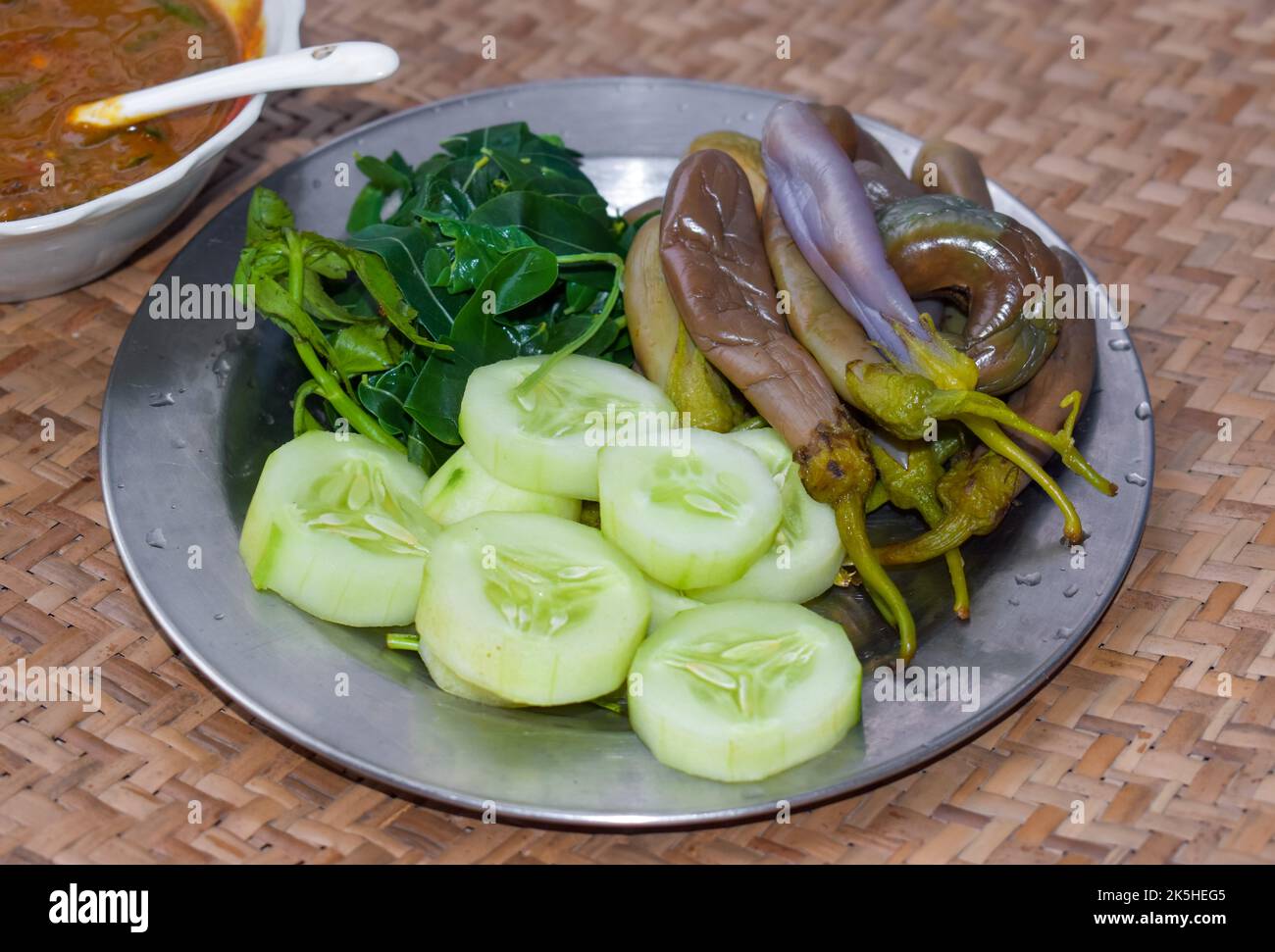 Traditionelles frisch gekochtes Gemüse aus Myanmar oder Burma. Stockfoto