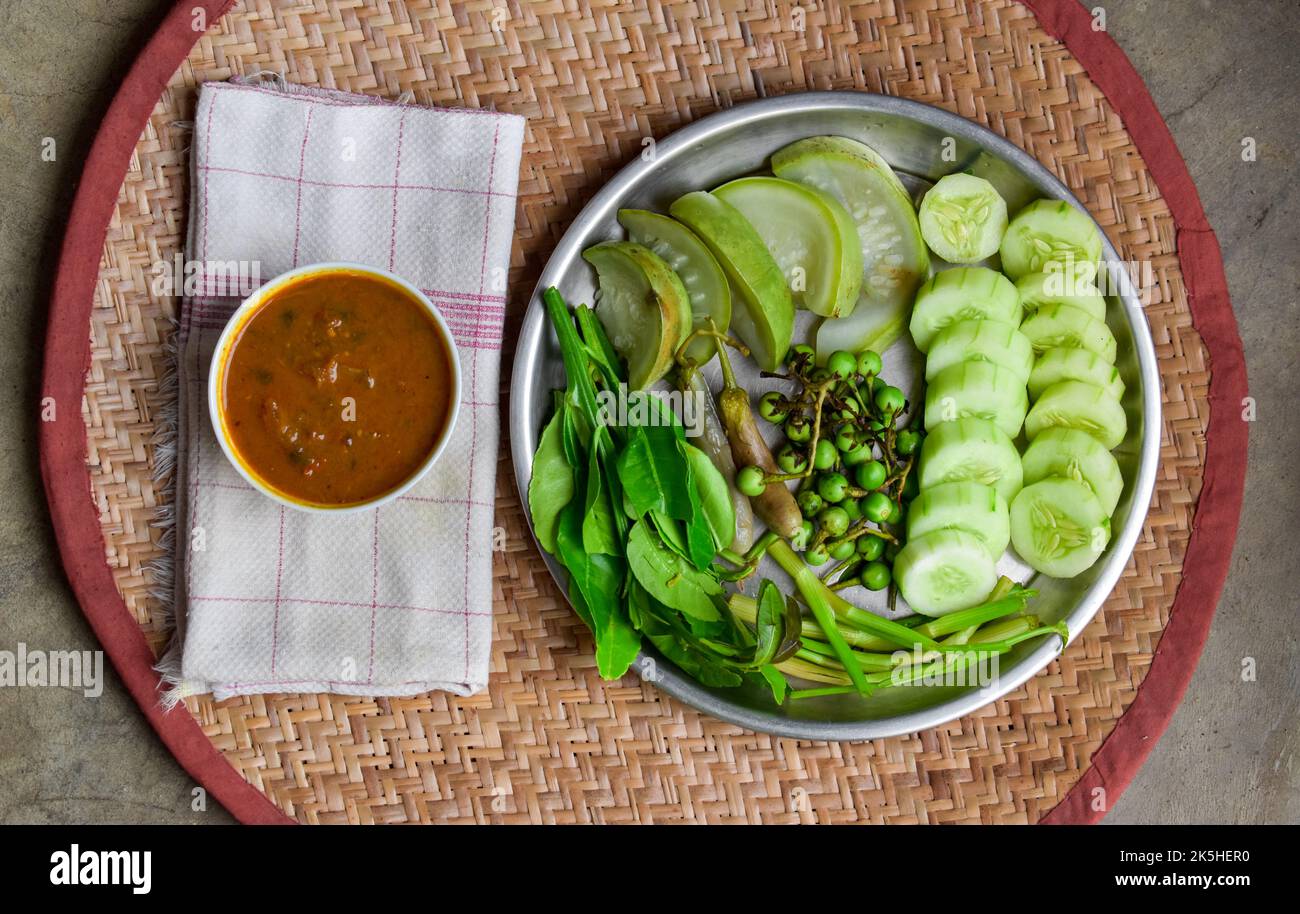 Traditionelle burmesische oder burmesische Fischkonserven wie Sauce, Ngapi Yay und frisch gekochtes Gemüse. Stockfoto