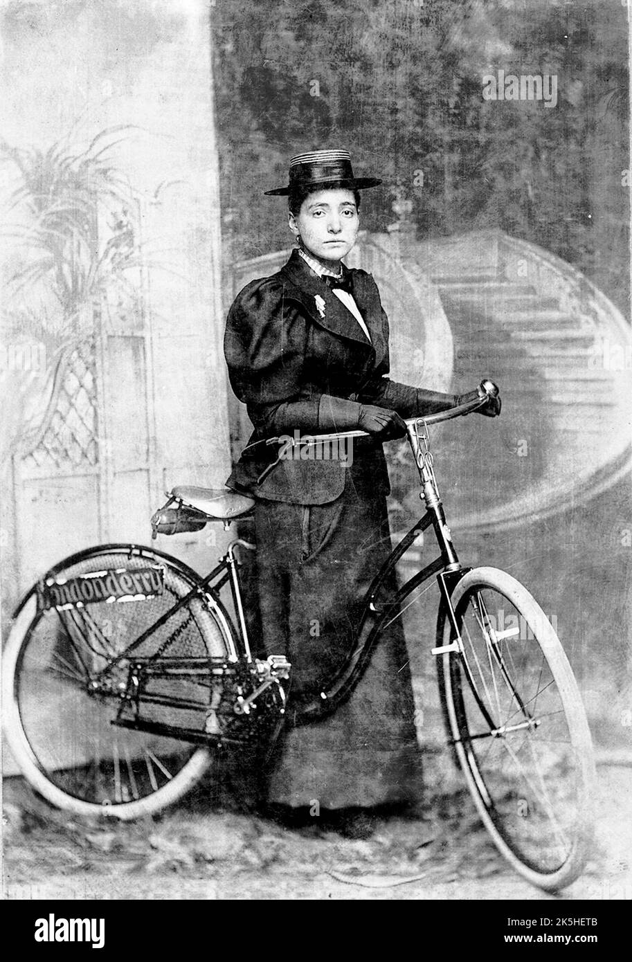 Annie Cohen Kopchovsky (1870 – 1947) bekannt als Annie Londonderry, war eine lettische Jüdin, die in die Vereinigten Staaten einwanderte und 1894–95 die erste Frau wurde, die auf der ganzen Welt Fahrrad fahren konnte. Stockfoto