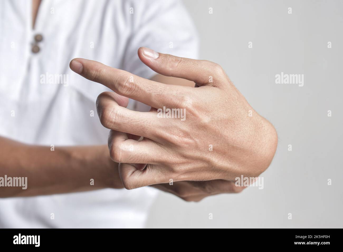 Steifheit der Finger, Krämpfe der Handmuskulatur oder Schwäche der Ziffern. Nahaufnahme. Stockfoto