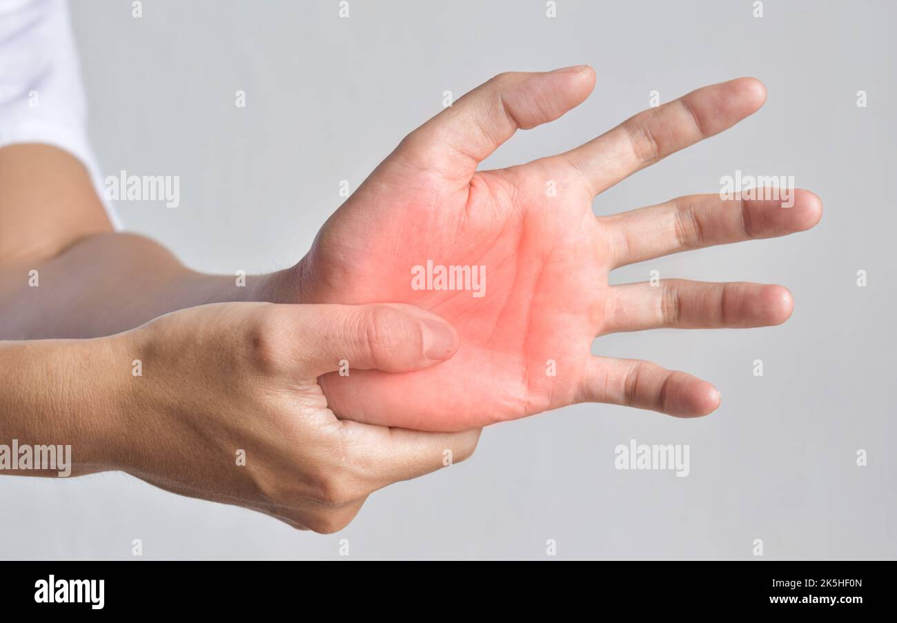 Schmerzhafter Palmar-Aspekt des asiatischen jungen Mannes. Konzept des Kompartiment-Syndroms, Zellulitis und Schmerzen der Handmuskulatur. Stockfoto