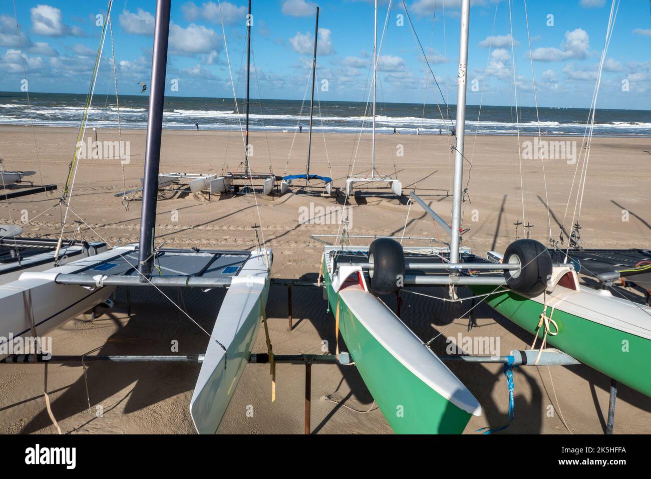 Katamarane parkten am Strand in Den Haag, Holland Stockfoto