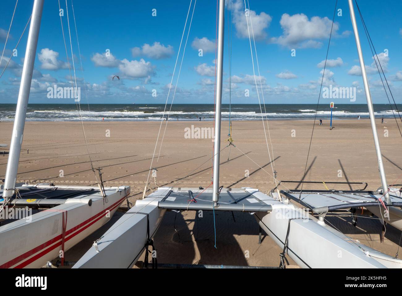 Katamarane parkten am Strand in Den Haag, Holland Stockfoto