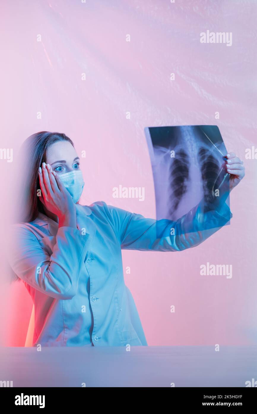 Röntgenaufnahme des Brustkorbs durch einen Radiologen mit Angst bei der Lungendiagnostik Stockfoto