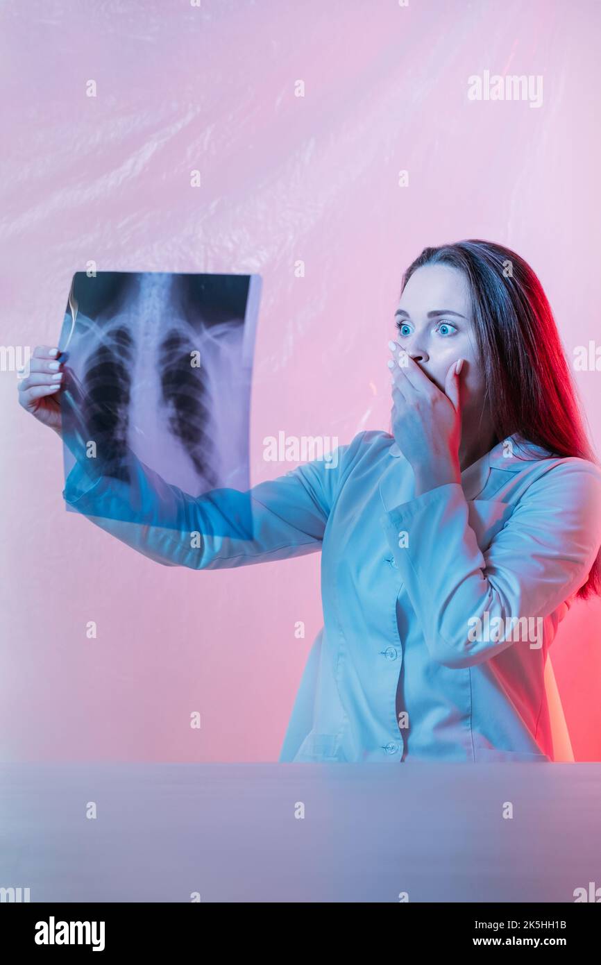 Diagnostische Radiologie erschreckte Arzt Brust Röntgen Stockfoto