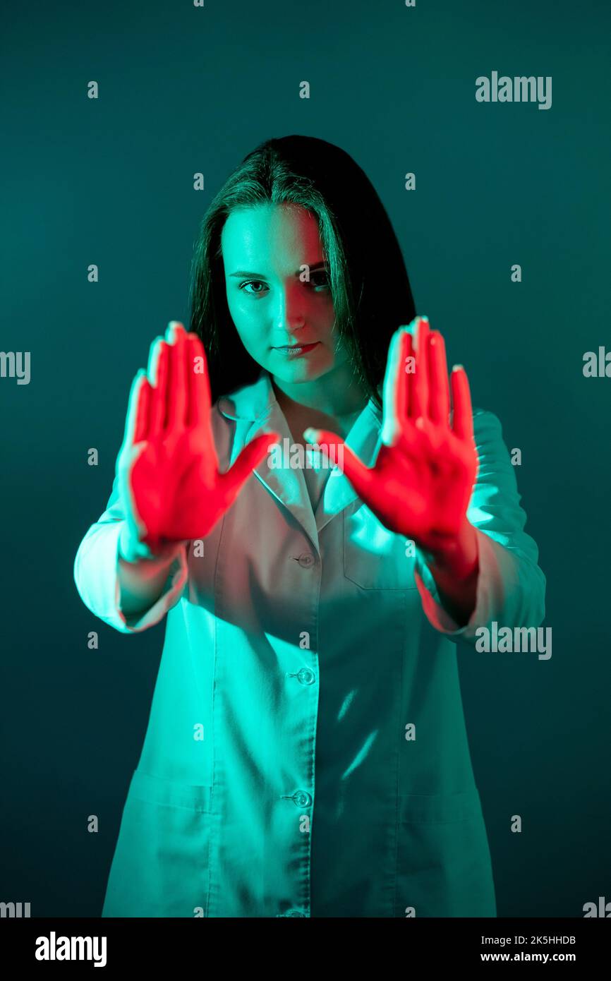Ärztliches Verbot Arzt Warnung Stopp mit Handbewegung Stockfoto