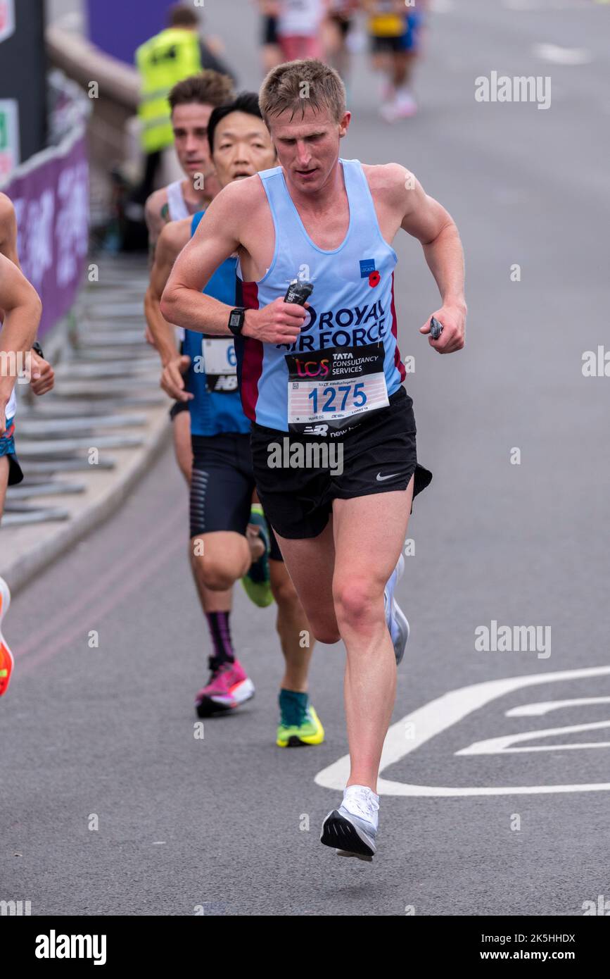 Simon Birch in der Royal Air Force Vest Club Runner beim TCS London Marathon 2022 Straßenrennen in Tower Hill, City of London, Großbritannien. Stockfoto