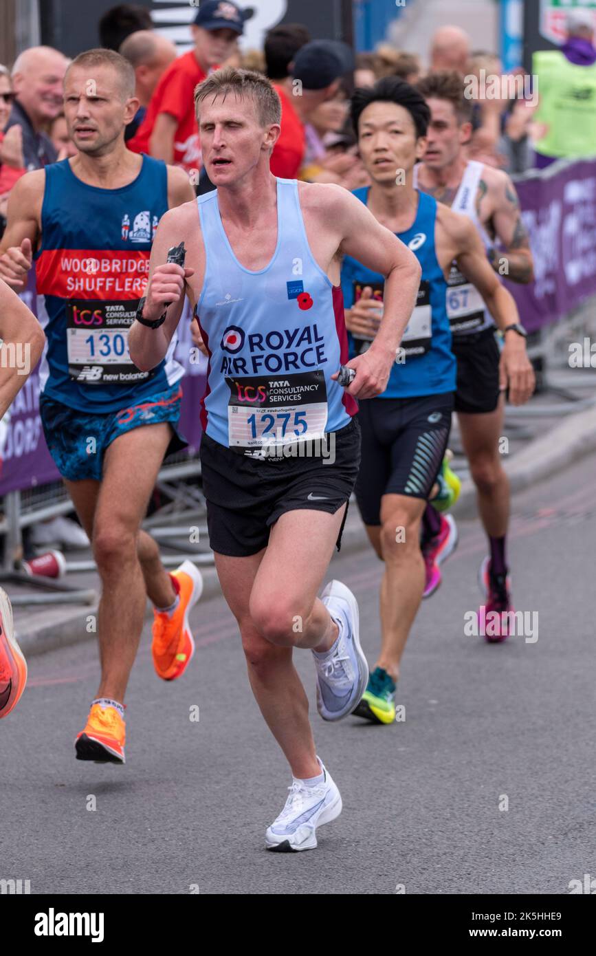 Simon Birch in der Royal Air Force Vest Club Runner beim TCS London Marathon 2022 Straßenrennen in Tower Hill, City of London, Großbritannien. Stockfoto