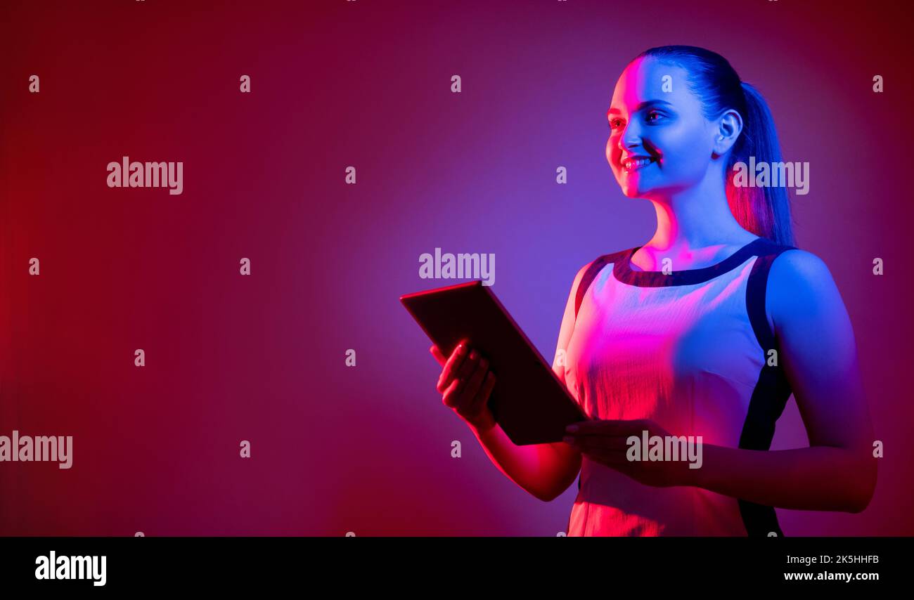 Digitales Coaching futuristische Technologie Neon Frau Stockfoto