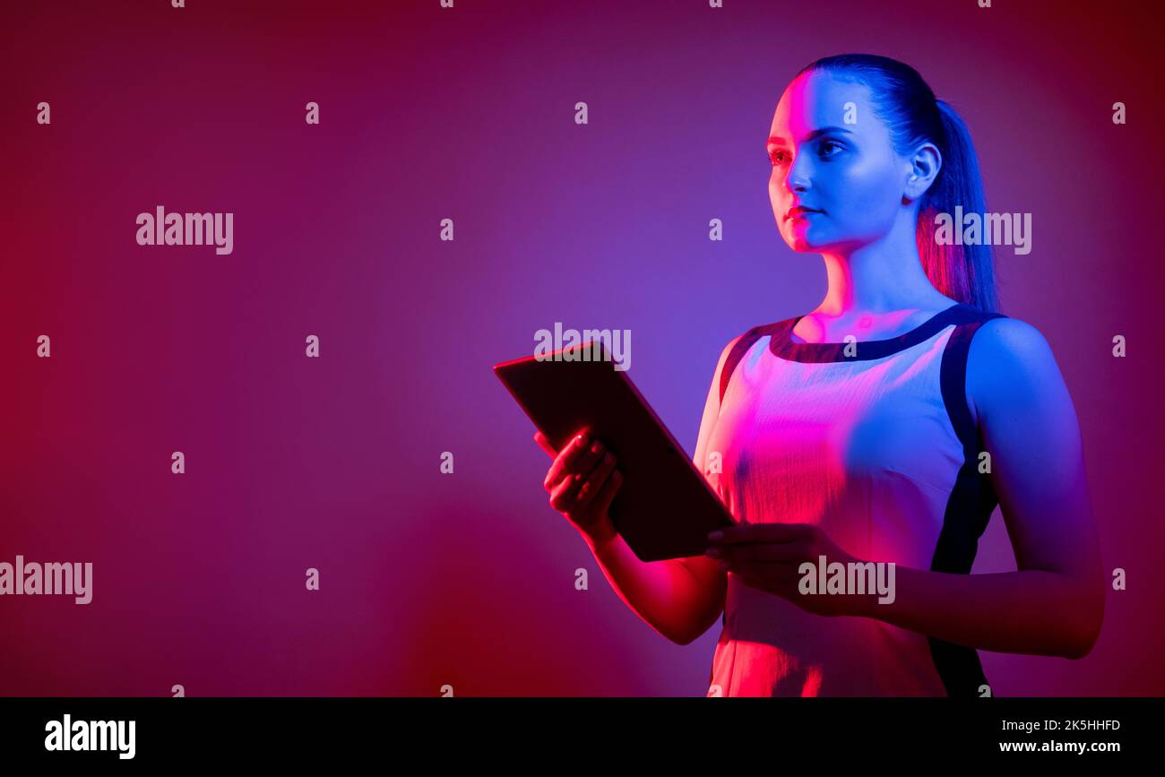 Innovative Technologie Neon Banner Frau Tablet Stockfoto