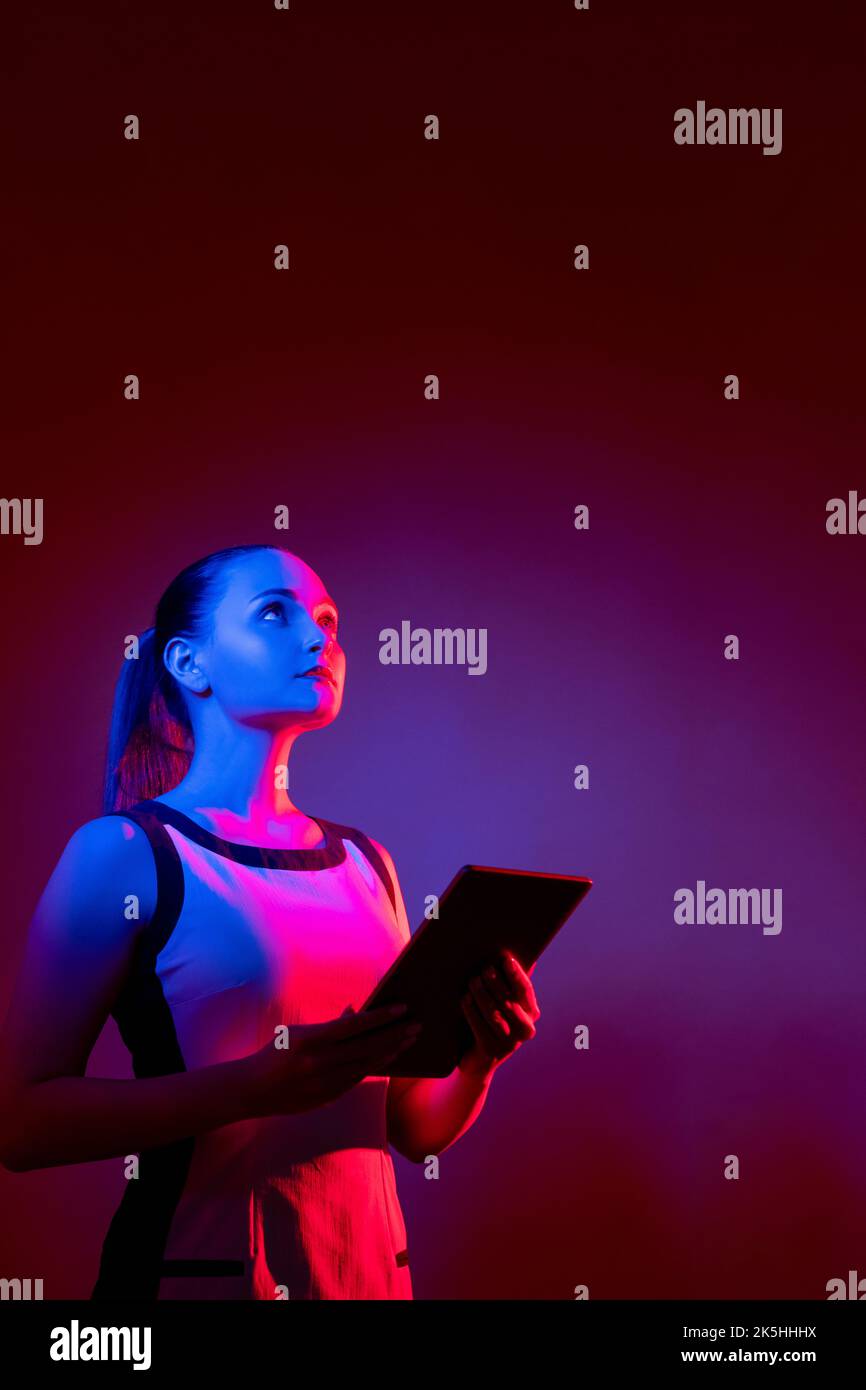 Cyber Future innovative Technologie Neon Frau Stockfoto