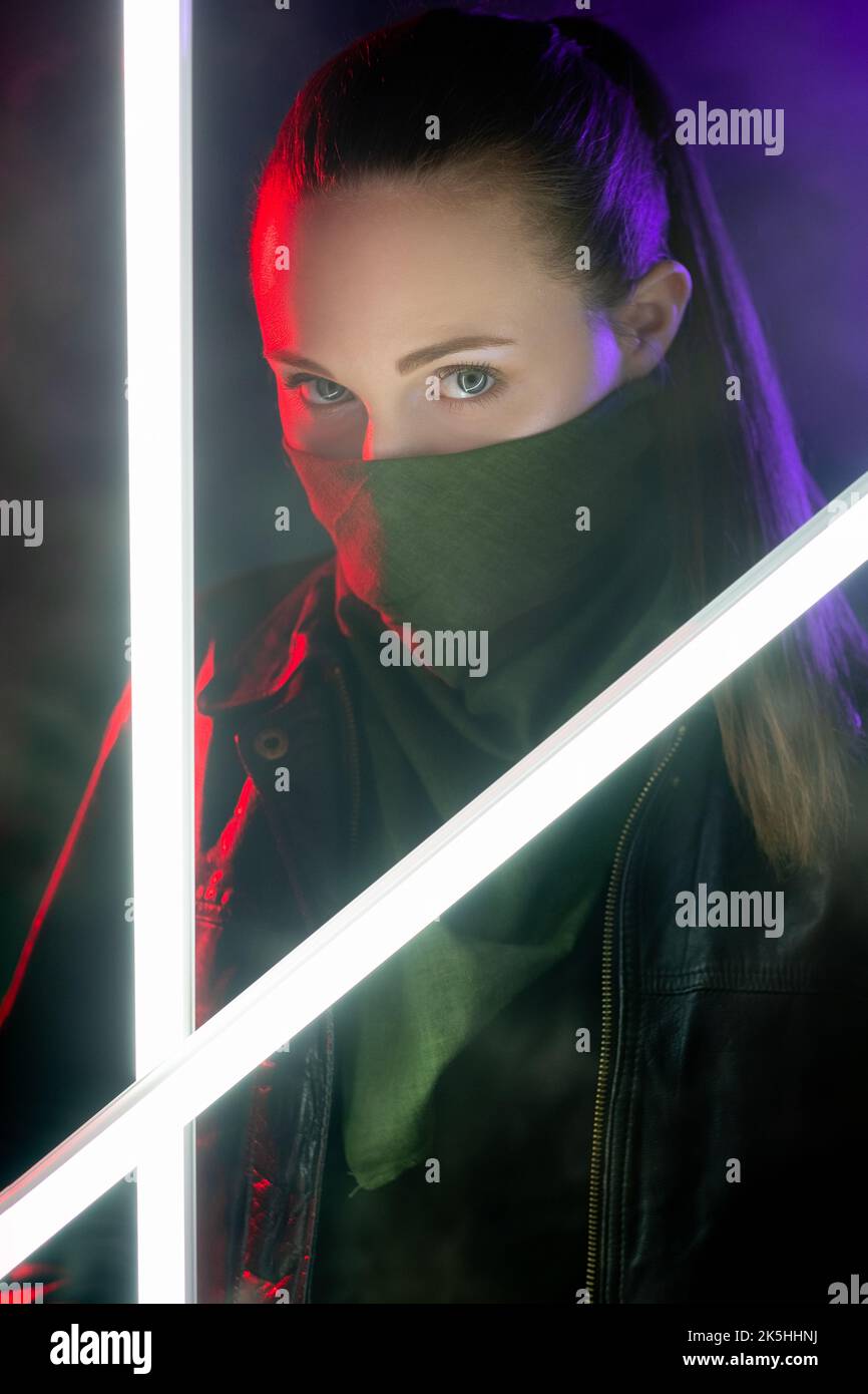 cyberpunk Frau futuristisches Porträt in Neonlicht Stockfoto