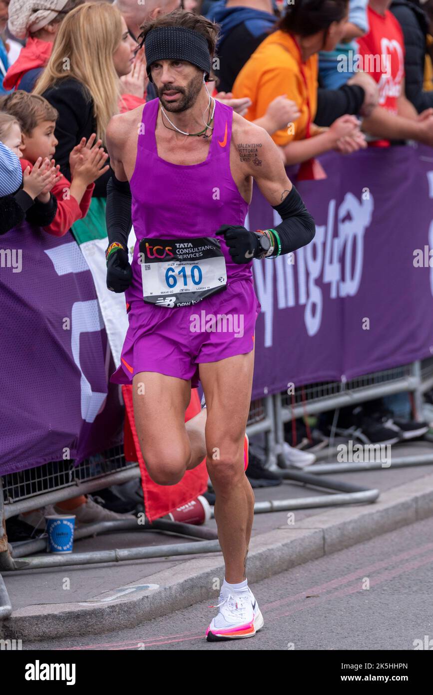 Thierry INI-Clubläufer beim Straßenrennen des TCS London Marathon 2022 in Tower Hill, City of London, Großbritannien. Stockfoto