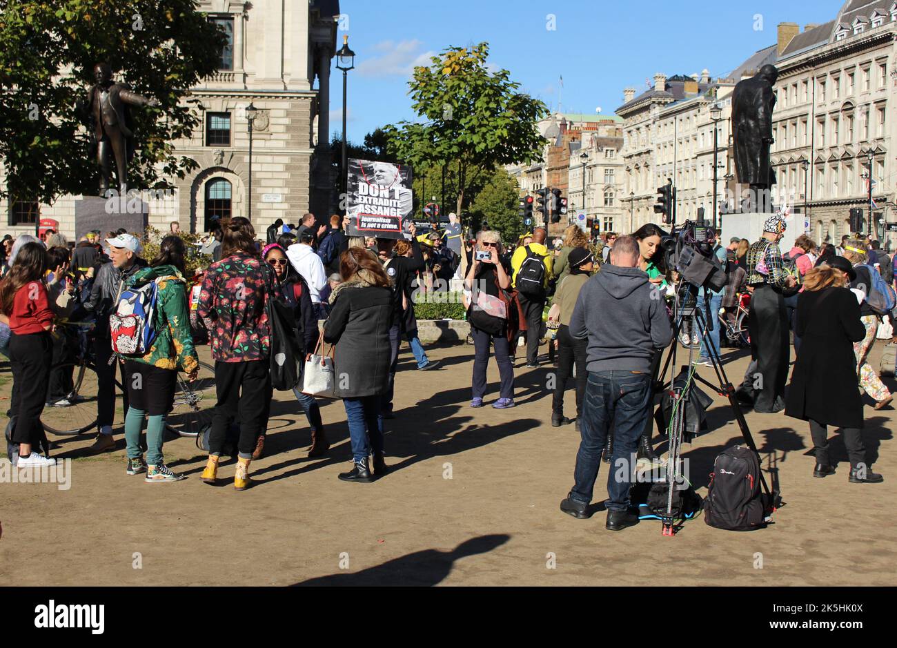 London, Großbritannien. 8. Oktober 2022. Tausende von Menschen versammeln sich in Westminster, um eine Protestkette um die Parlamentsgebäude zu bilden, um Wikileaks-Gründer Julian Assange und Press Freedom zu unterstützen. Demonstranten, die die Freilassung von Assange aus dem Londoner Belmarsh Gefängnis fordern und sich gegen seine Auslieferung an die Vereinigten Staaten von Amerika stellen. Kredit: Aldercy Carling/ Alamy Live Nachrichten Stockfoto