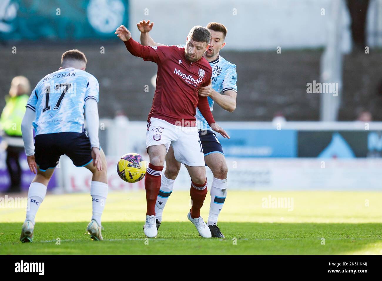 8. October2022; Gayfield, Arbroath; Fußball der schottischen Meisterschaft, Arbroath gegen Dundee; Bobby Linn von Arbroath hält Cammy Kerr von Dundee zurück Stockfoto