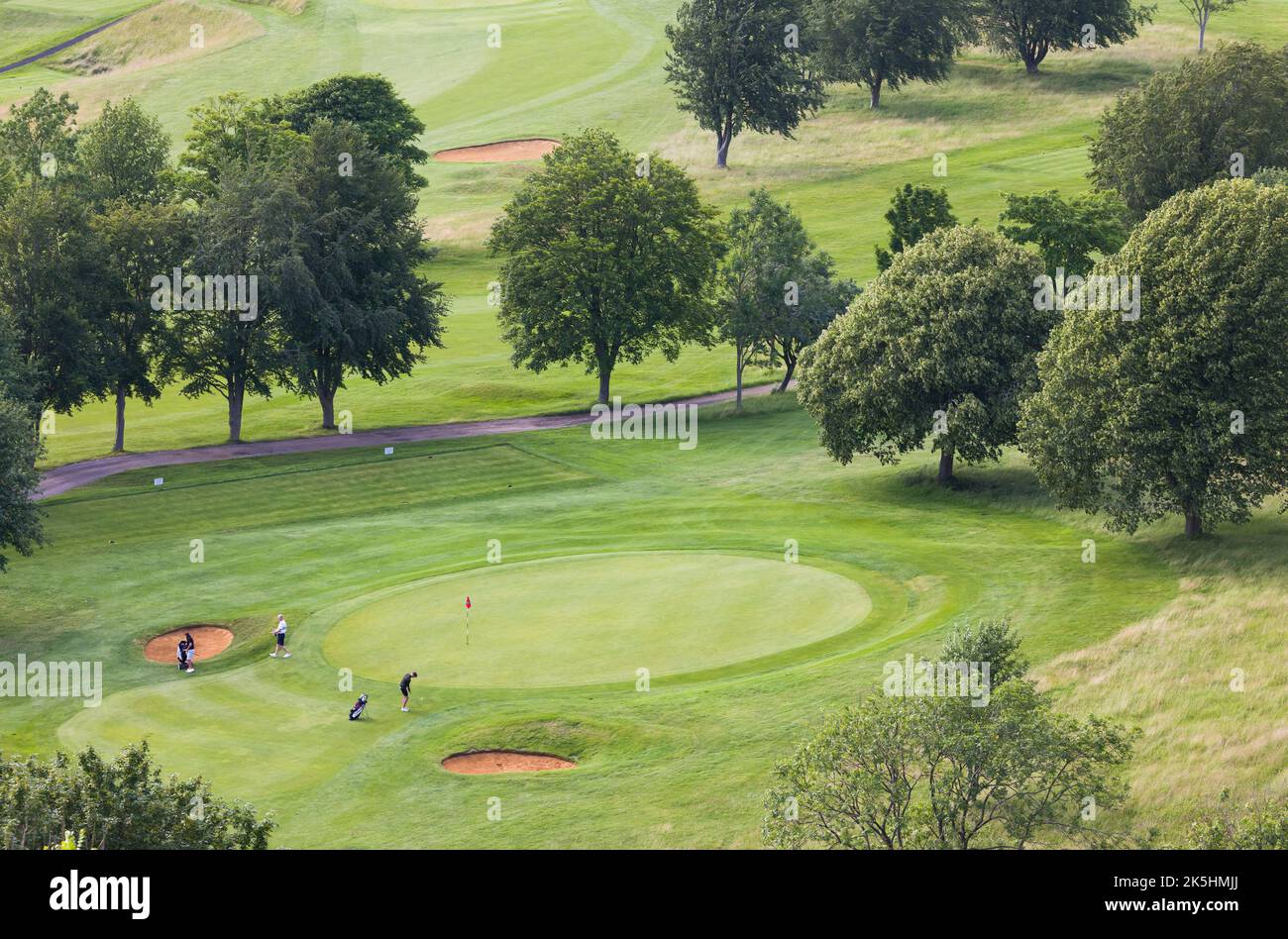 BUCKINGHAMSHIRE, Großbritannien - 07. Juli 2021. Golfer, eine Gruppe von Männern, die auf einem Golfplatz in englischer Landschaft Golf spielen Stockfoto