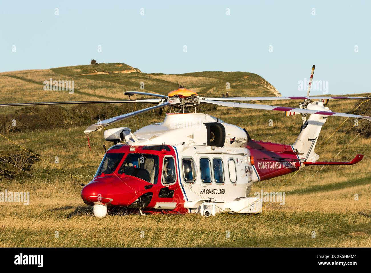 Beachy Head, Eastbourne, Großbritannien. 8. Oktober 2022. Der Hubschrauber der Küstenwache, der am 7.. Oktober bei einem Notfall an den Klippen von Beachy Head teilnahm, erlitt Windschutzscheiben-Schäden, nachdem er versucht hatte, am Fuße der Klippen am Strand zu landen, um ein Opfer zu behandeln. Aufgrund der Art des Schadens wurde der Augusta-Hubschrauber als fluguntauglich eingestuft und wartet auf die Genesung. Kredit: Newspics UK South/Alamy Live Nachrichten Stockfoto