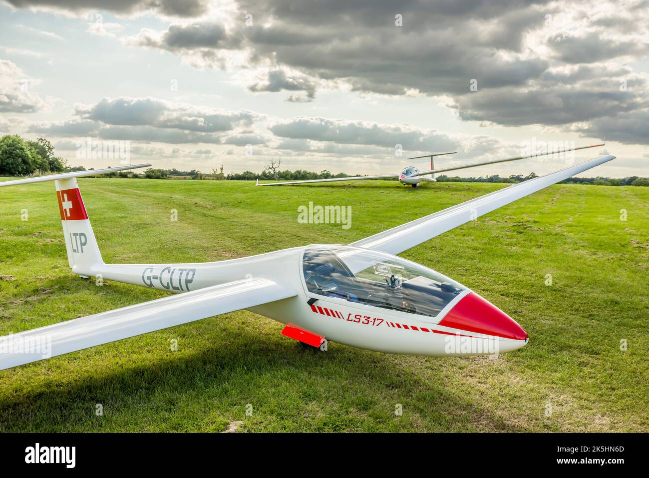 BUCKINGHAMSHIRE, Großbritannien - 24. August 2021. Gleitschirm auf einem Grasflugplatz geparkt. Segelflugzeuge oder Segelflugzeuge. Stockfoto