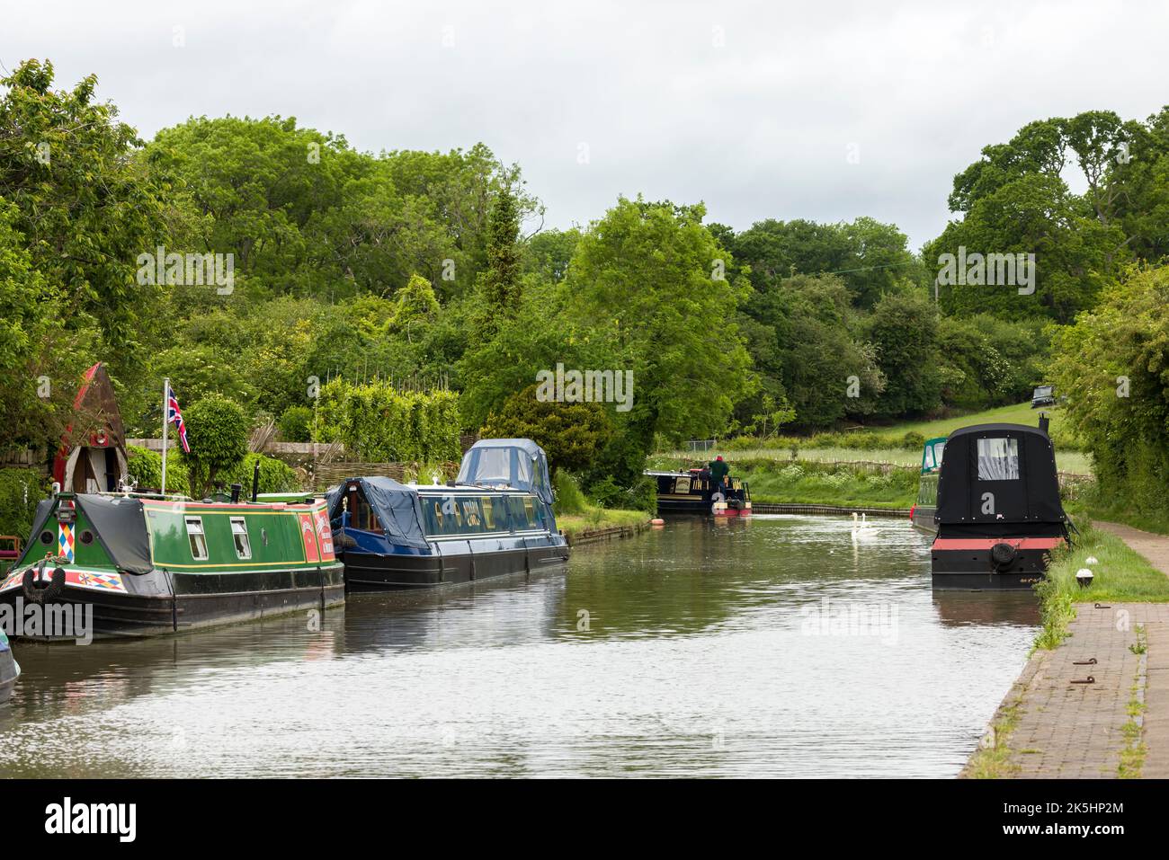 NORTHAMPTONSHIRE, Großbritannien - 25. Mai 2022. Narrowboats auf dem Grand Union Canal im Dorf Stoke Bruerne Stockfoto