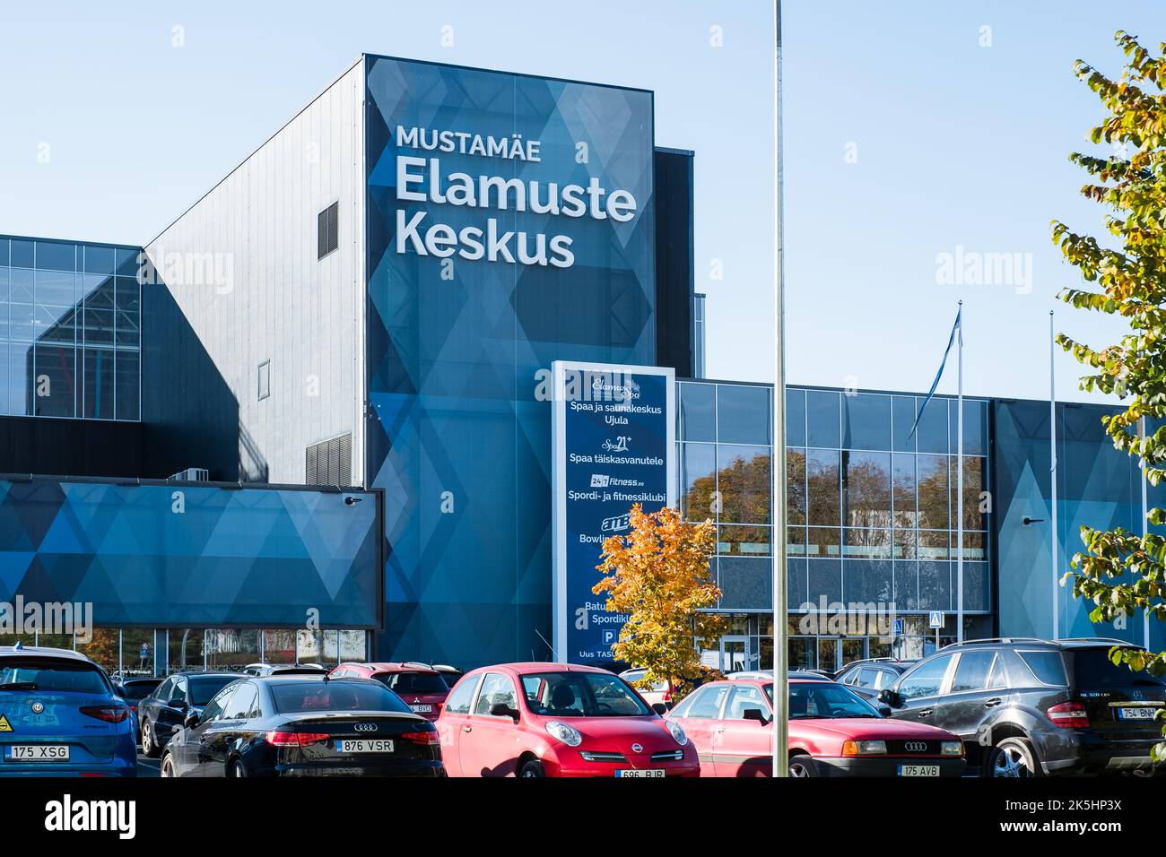 Tallinn, Estland - 09.24.2022: 'Mustamäe Elamuste Keskus' Gebäude in Tallinn. Stockfoto