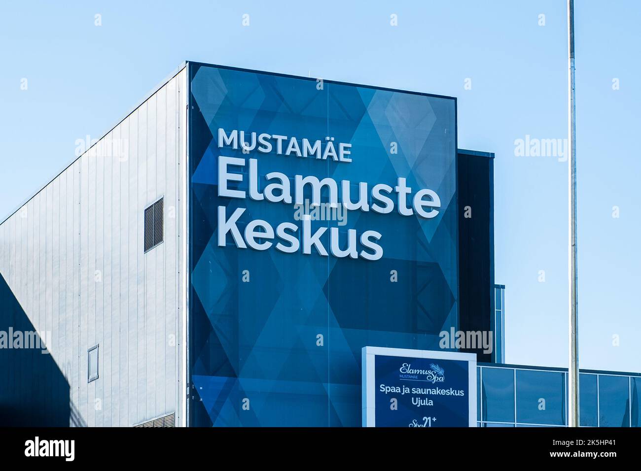 Tallinn, Estland - 09.24.2022: 'Mustamäe Elamuste Keskus' Gebäude in Tallinn. Stockfoto