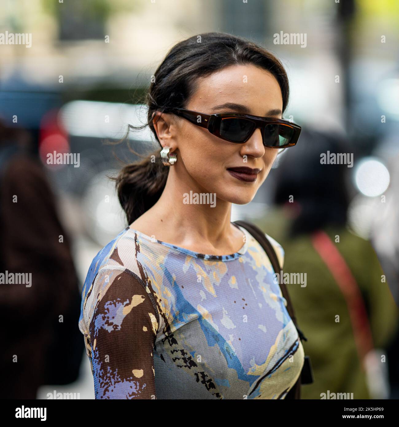 Mary Leest Street Style während der Paris Fashion Week SS23 Stockfoto