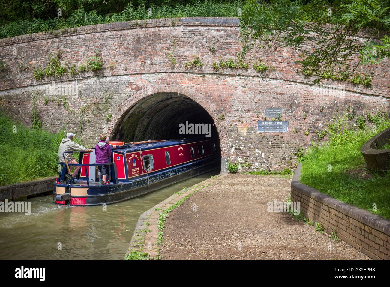 NORTHAMPTONSHIRE, Großbritannien - 25. Mai 2022. Narrowboat (Schmalboot) fährt auf dem Grand Union Canal in der Nähe von Stoke Bruerne in den Blisworth Tunnel ein Stockfoto