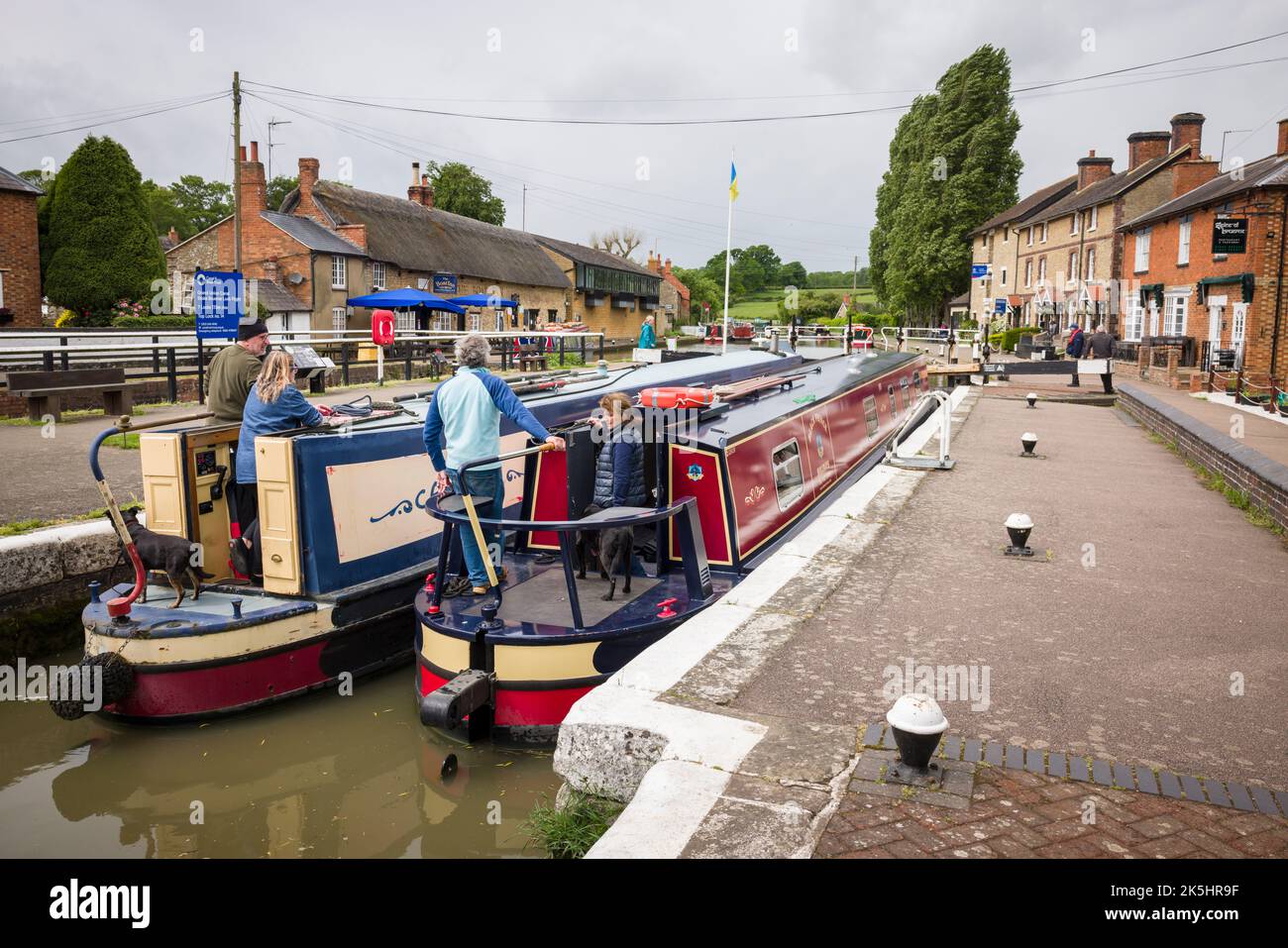 NORTHAMPTONSHIRE, Großbritannien - 25. Mai 2022. Narrowbooten oder Kanalkähne in einer Schleuse auf dem Grand Union Canal im Dorf Stoke Bruerne Stockfoto