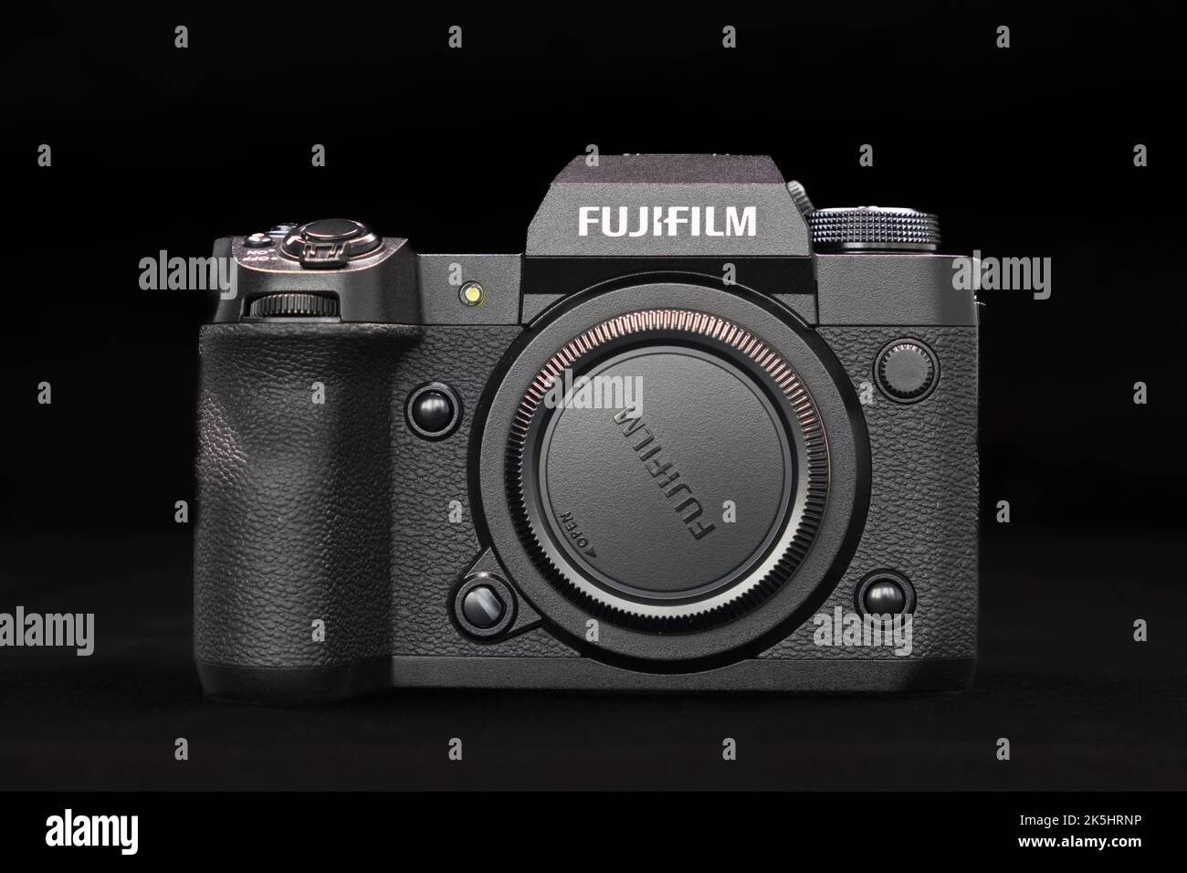 Irvine, Schottland, Großbritannien - 02. Oktober 2022: Fujifilm X-H2 die erste APSC-Kamera mit 40MP Sensor. Die neueste professionelle Version von Fujifilm wurde von vorne betrachtet Stockfoto