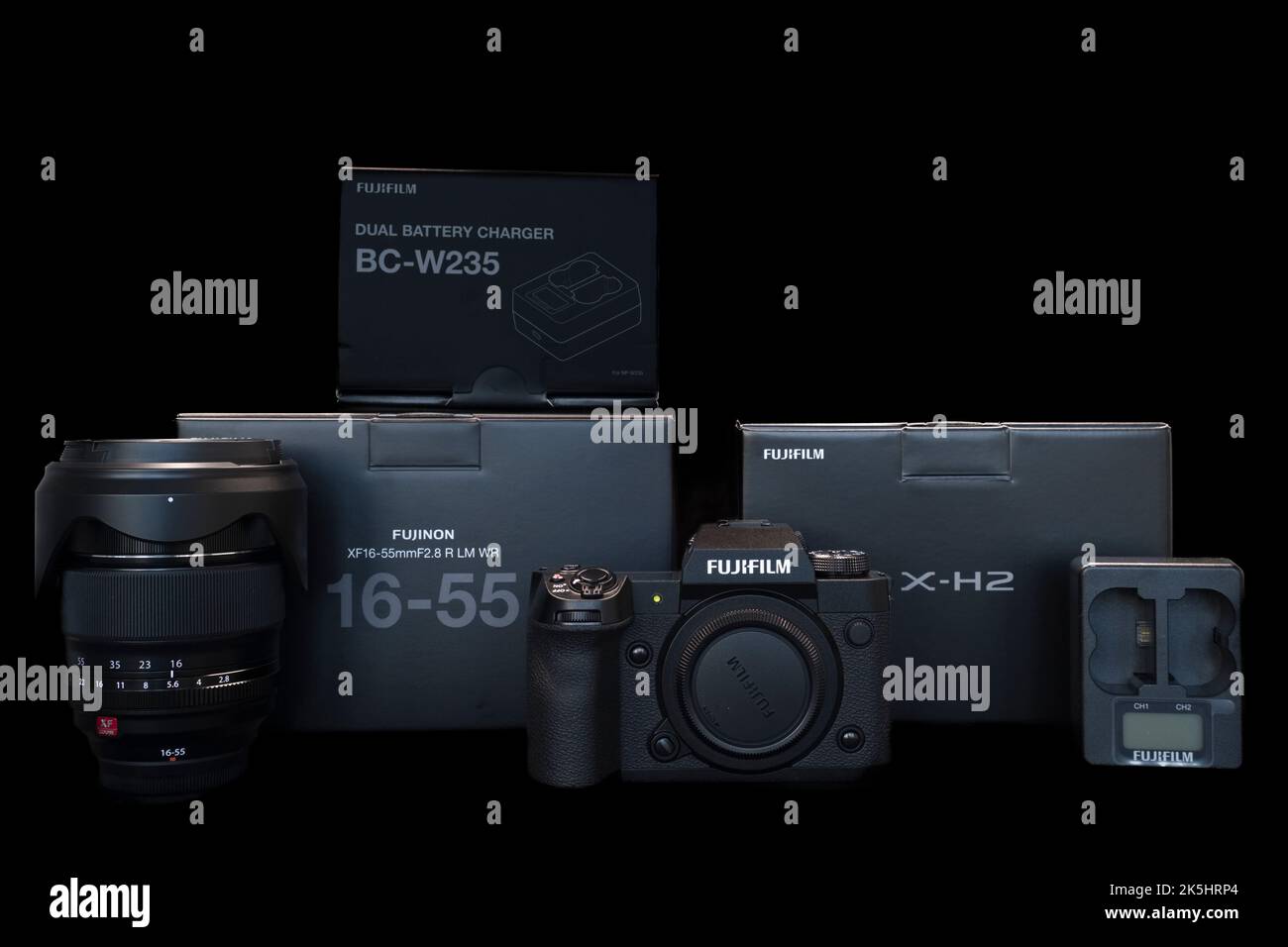 Irvine, Schottland, Großbritannien - 02. Oktober 2022: Fujifilm X-H2 die erste APSC-Kamera mit 40MP Sensor. Die neueste professionelle Version von Fujifilm wurde von vorne betrachtet Stockfoto